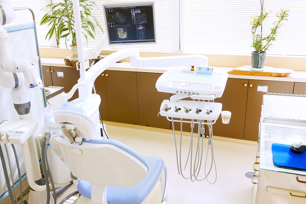 光市・藤本歯科診療所・すべての診療台にモニター完備の診療室